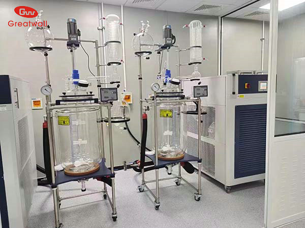玻璃反應(yīng)釜配備高低溫一體機